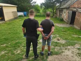 Policjant z zatrzymanym mężczyzną 