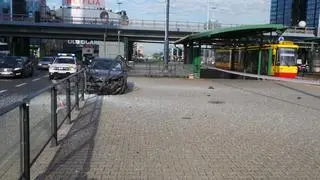 Samochód wjechał w przystanek tramwajowy 