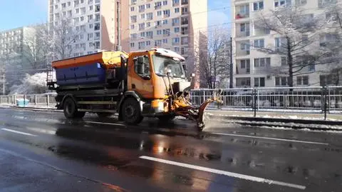 Śnieg w stolicy, posypywarki w akcji