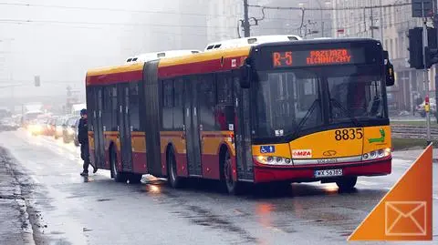 Autobus wjechał w peugeota