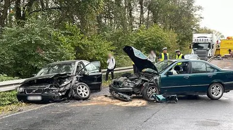 Kolizja pod Legionowem. "Kierujący bmw wyprzedzał pojazd ciężarowy i zderzył się czołowo z volvo"