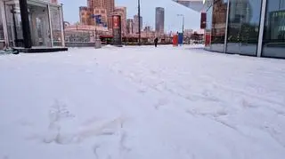 Zaśnieżone chodniki w centrum 