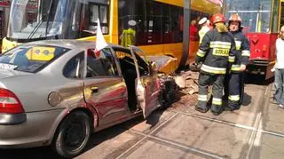 Samochód pomiędzy tramwajami