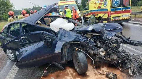 Czołowe zderzenie dwóch aut. Jedna osoba nie żyje, sześć trafiło do szpitala