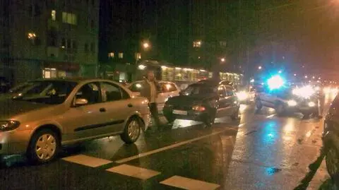 Nissan zahamował przed pasami, opel wjechał mu w tył