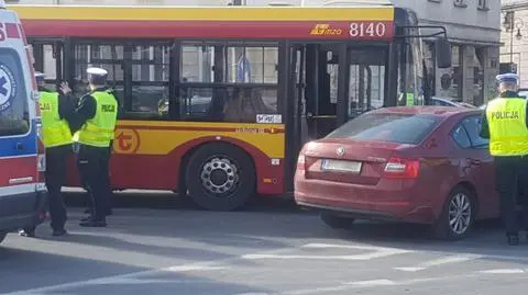 Autobus zderzył się z autem. Jedna osoba ranna