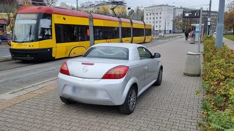 Opel zaparkowany na przystanku tramwajowym. Policja sporządziła "dokumentację w kierunku wniosku o ukaranie"