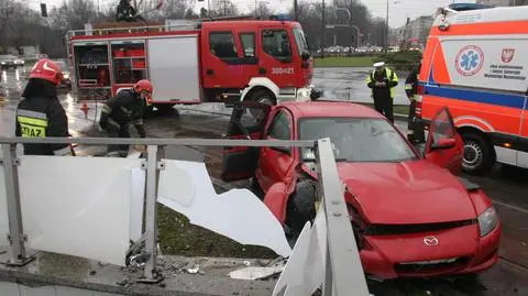 Uderzył w barierki, zablokował torowisko
