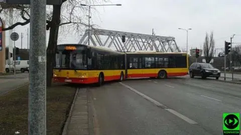 Trudny manewr przegubowca. Zablokował trzypasmową jezdnię