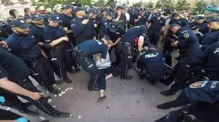 Policja przenosi protestujących