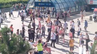 Protest przed stacją metra Centrum