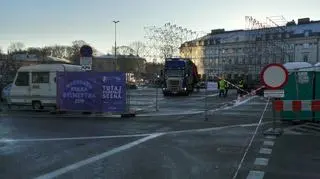 Na placu Bankowym trwa montaż sylwestrowej sceny 