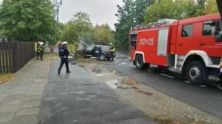 Audi uderzyło w drzewo