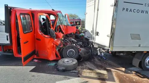Zderzenie ciężarówki, busa i samochodu dostawczego pod Warszawą 