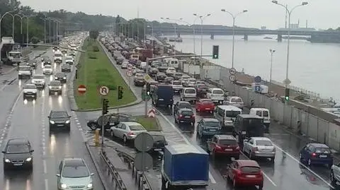 Wisłostrada w korku po zderzeniu przy budowie bulwarów