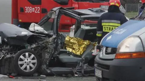 Zderzenie na Grochowie. Strażacy rozcinali samochód