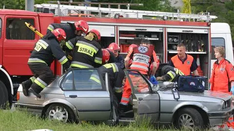 Wypadek radiowozu i osobówki. Starszy mężczyzna zmarł