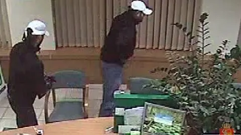 To oni napadli na bank. Policja pokazuje nagranie