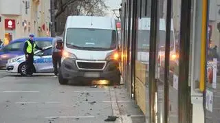 Samochód dostawczy uderzył w tramwaj na Woli 