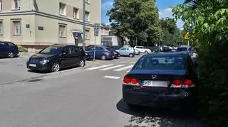 Zaparkowane auto przy przejściu dla pieszych