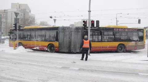 Autobus zablokował skrzyżowanie