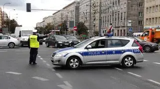 Policja kieruje samochody na objazdy