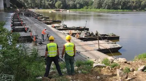 Most pontonowy gotowy, kładą rurociąg. Miasto podało, kiedy rozpocznie tłoczenie ścieków