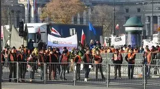 Uczestnicy marszu narodowców gromadzą się na rondzie Dmowskiego