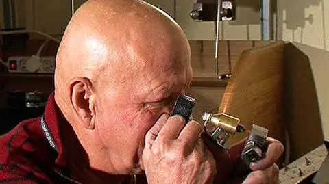 Szlifuje diamenty w garażu