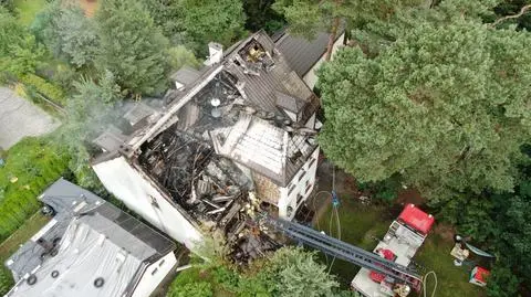 Pożar domu. Trudna akcja strażaków, dwie osoby ewakuowane