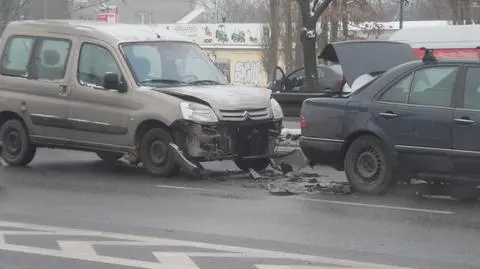 Korek w Prymasa Tysiąclecia po kolizji pięciu aut