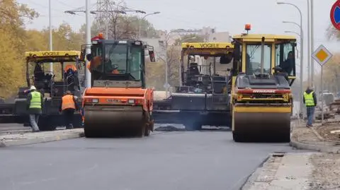 Układają asfalt na Wołoskiej. Pogoda tym razem nie przeszkadza