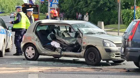 Trzy osoby ranne w wypadku na Banacha. Strażacy uwolnili pasażerkę