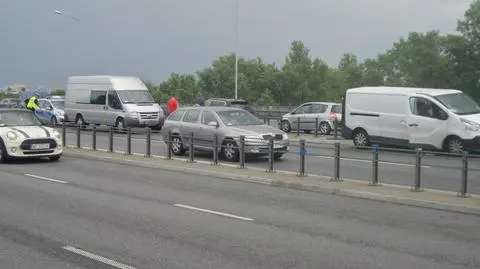 Trasa S8: zderzenie na moście. "Samochód uderzył w barierki"