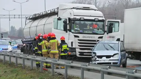 Rozlane paliwo na S8 po zderzeniu samochodu osobowego z ciężarówką
