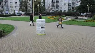 Proszą o artykuły spożywcze, ubrania i pracę