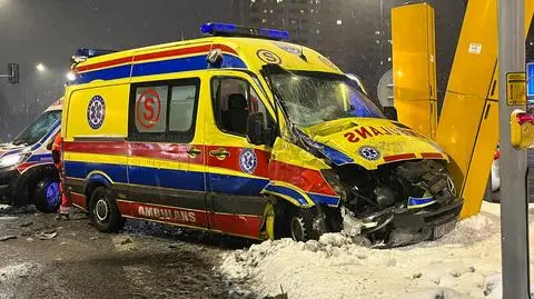 Karetka zderzyła się z autobusem i wjechała w fotoradar