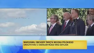 Biało czerwona flaga na początek pokazu lotniczego