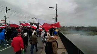 Uczestnicy marszu narodowców na moście Poniatowskiego 