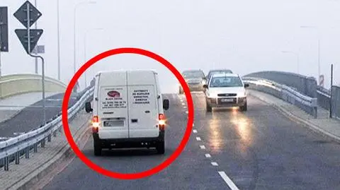 Pod prąd na Cybernetyki. Kierowcy gubią się na wiadukcie