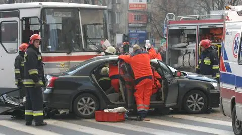 Zderzenie toyoty z autokarem. Kobieta zakleszczona