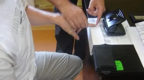 Wdarli się do samochodu i pobili kierowcę pałką teleskopową