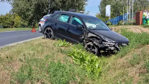 Trzy osoby w szpitalu, dwa auta rozbite. Wypadek na Augustówce 