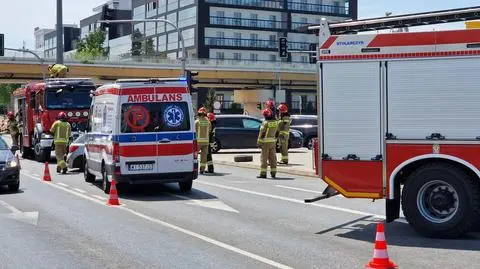 Auto straciło koło po zderzeniu. Drugi kierowca odjechał