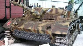 Sturmhaubitze 42 (SdKfz 142/2) to niemieckie działo pancerne (na zdjęciu eksponat z muzem w Sinsheim). Lufa z muzeum w Skarżysku-Kamiennej pochodzi prawdopodobnie z podobnego pojazdu.