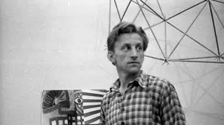 Oskar Hansen podczas wystawy w Teatrze Żydowskim, 1957