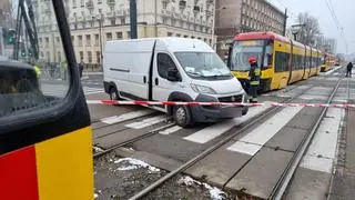 Zderzenie tramwaju z samochodem dostawczym