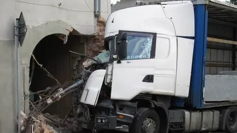 TIR wjechał w sklep ogrodniczy. Dwie osoby ranne