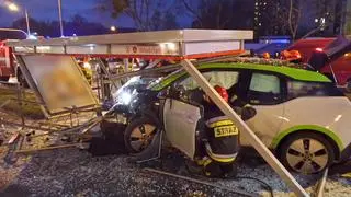 Auto wjechało w przystanek na Broniewskiego