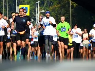 Uczestnicy na trasie 44. Maratonu Warszawskiego